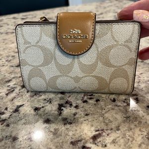 Coach
Medium Corner Zip Wallet NWT